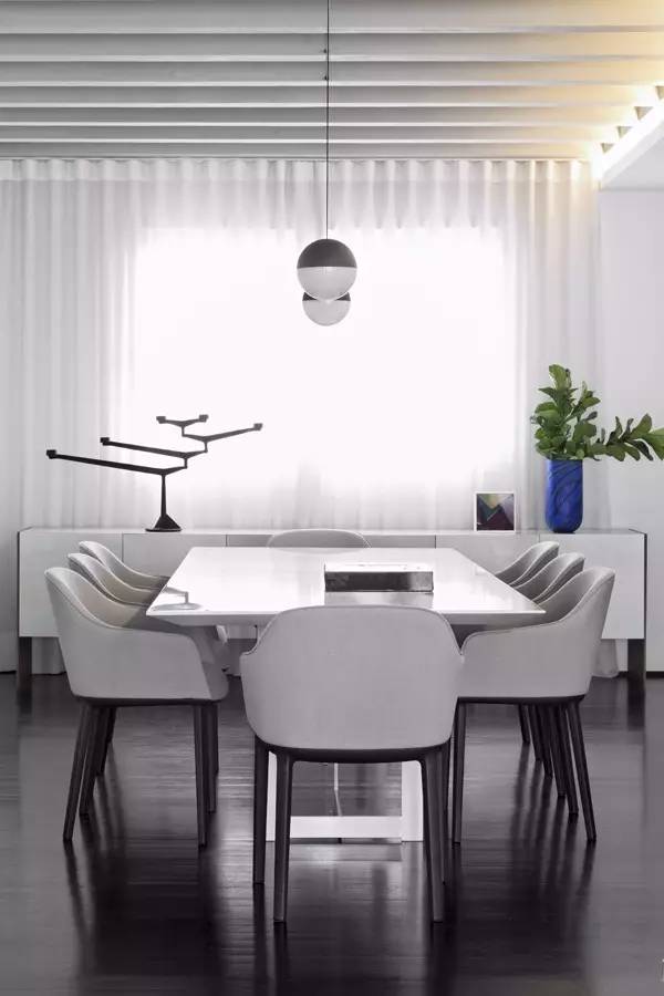 news-gaojihei-19.jpg 这样设计才是真正的高级灰! | 设计赏析