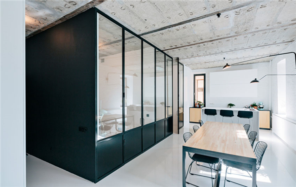 news-heibeiduibi-08.jpg 黑白分明——强烈对比 | 设计赏析