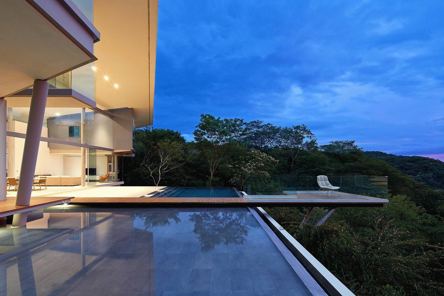 news-mianchaodahai-07.jpg 背靠大山面朝大海的超级别墅 | 设计赏析