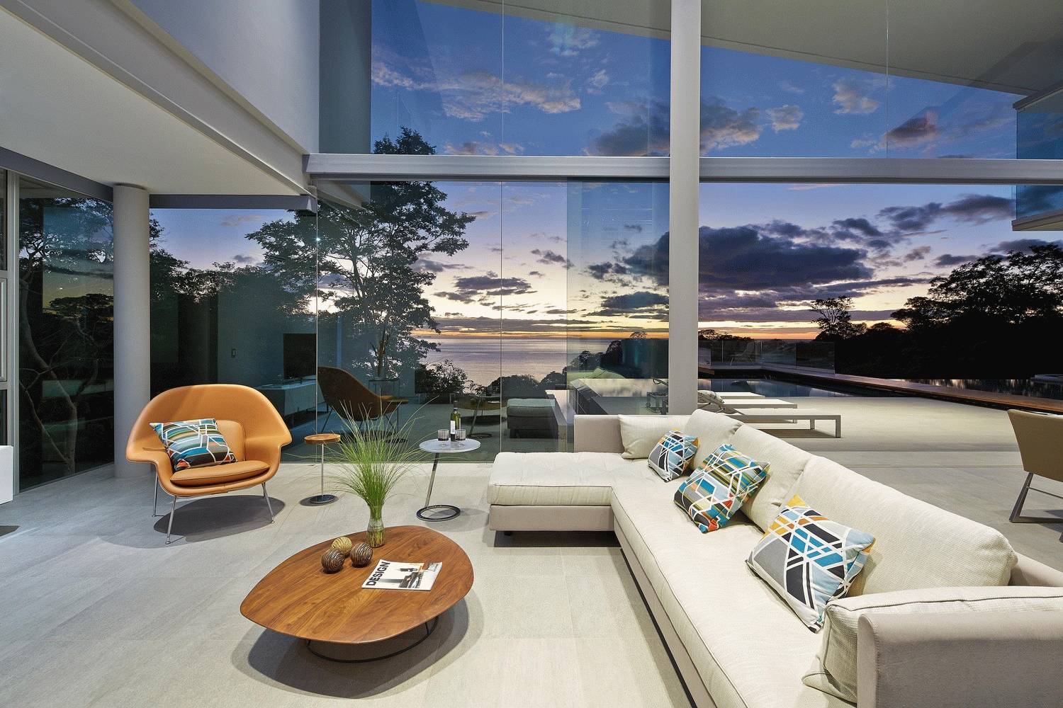 news-mianchaodahai-10.jpg 背靠大山面朝大海的超级别墅 | 设计赏析