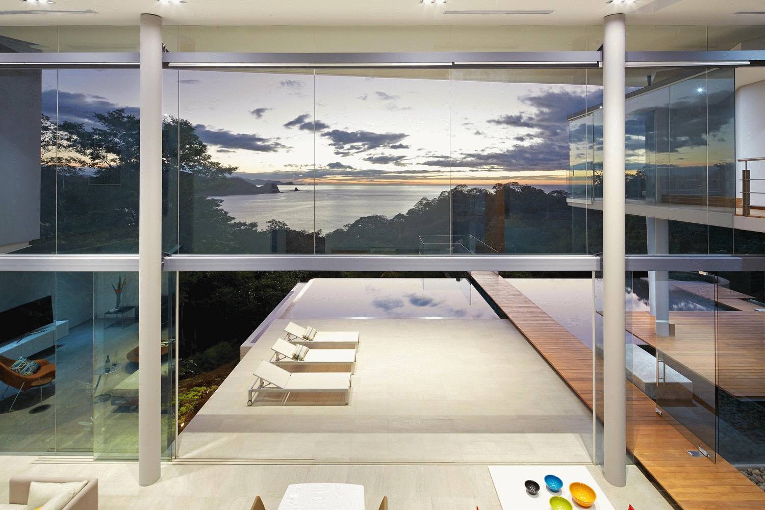 news-mianchaodahai-15.jpg 背靠大山面朝大海的超级别墅 | 设计赏析