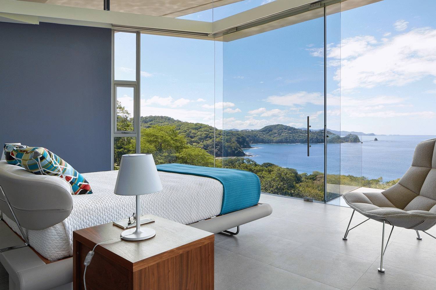 news-mianchaodahai-17.jpg 背靠大山面朝大海的超级别墅 | 设计赏析