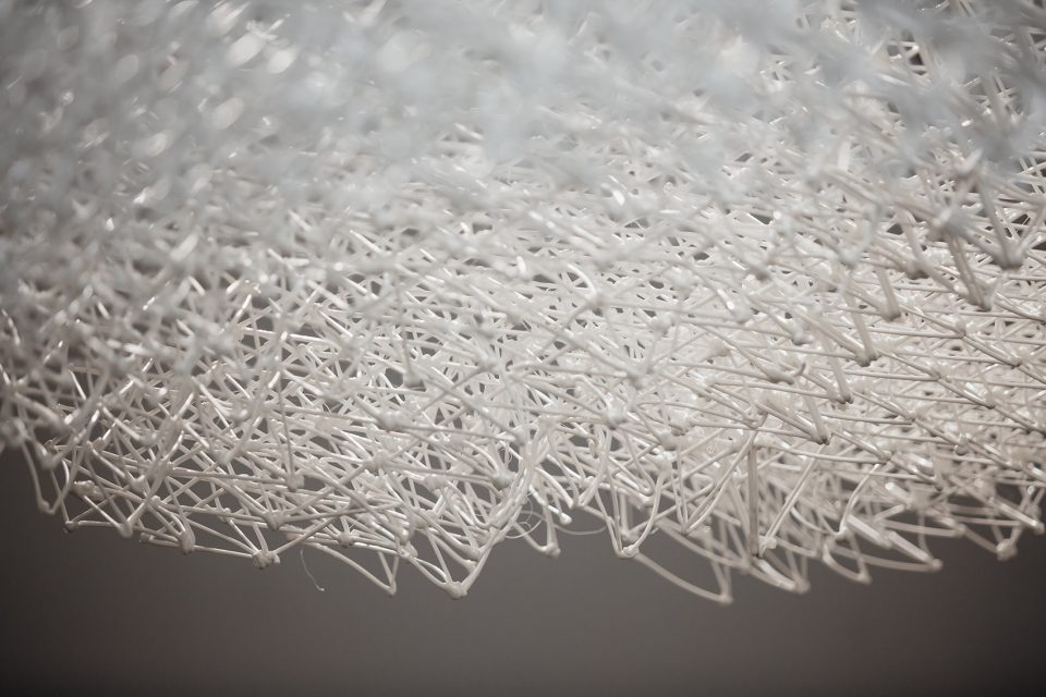 news-yunlang-01.jpg 云廊”用十万多个元件将人与自然界变化的关系跃然纸上 | 设计赏析