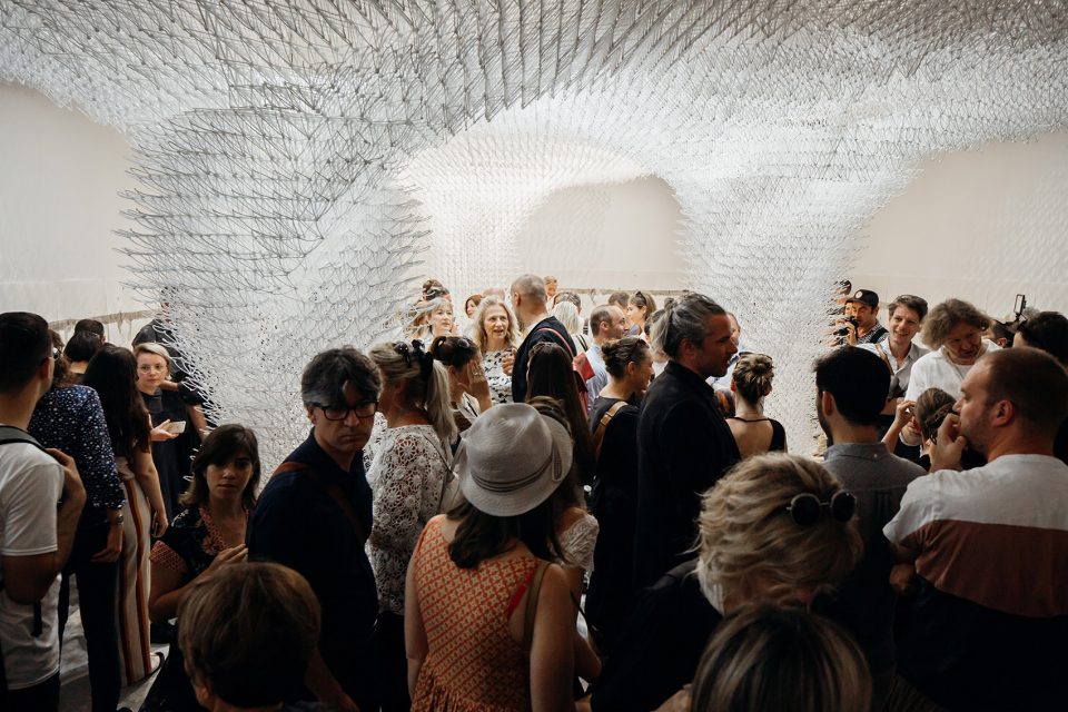 news-yunlang-07.jpg 云廊”用十万多个元件将人与自然界变化的关系跃然纸上 | 设计赏析