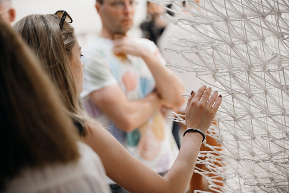 news-yunlang-08.jpg 云廊”用十万多个元件将人与自然界变化的关系跃然纸上 | 设计赏析