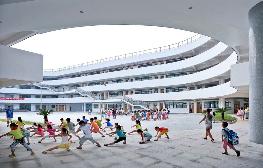 把操场搬上屋顶!浙江天台第二小学首建空中跑道 | 设计赏析