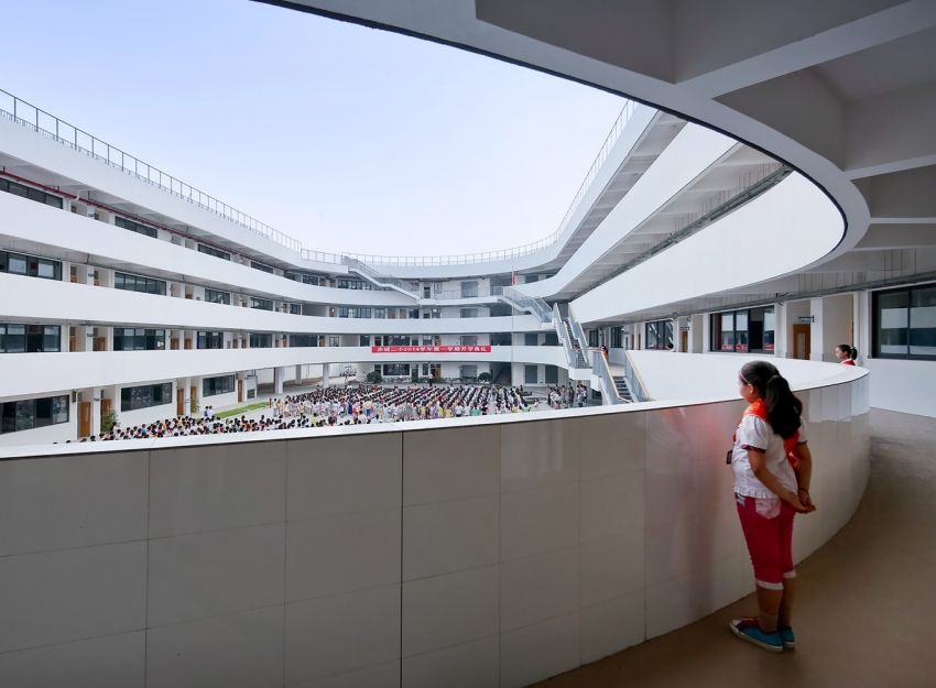 把操场搬上屋顶!浙江天台第二小学首建空中跑道 | 设计赏析