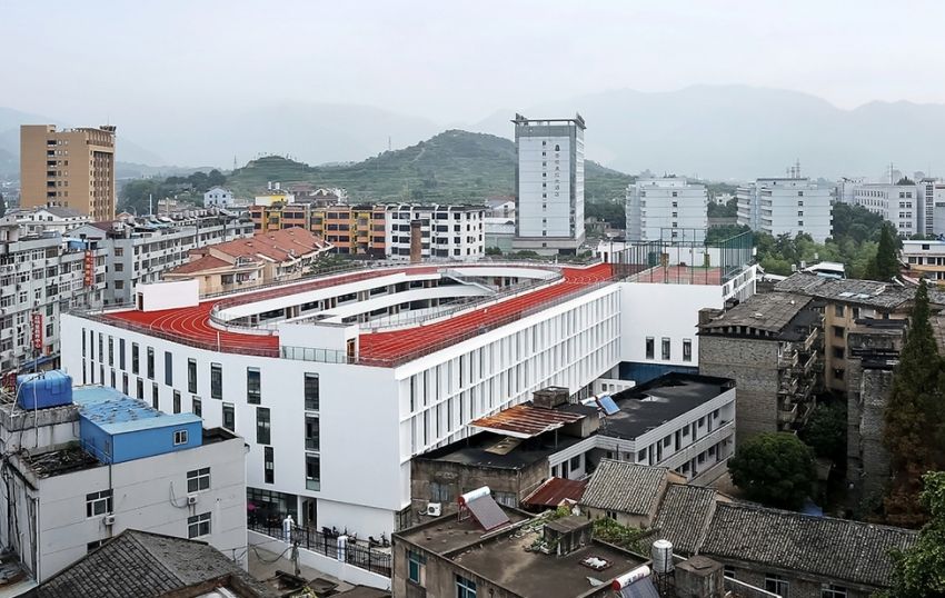 把操场搬上屋顶!浙江天台第二小学首建空中跑道 | 设计赏析