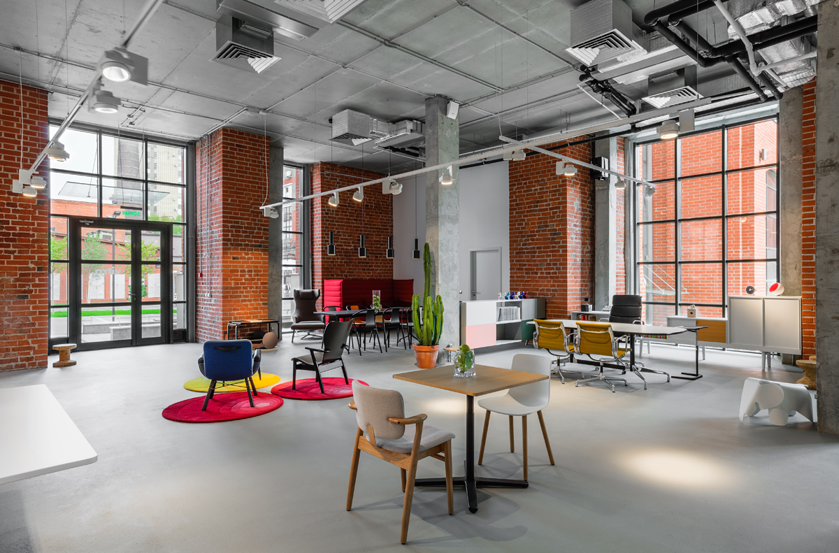 Квартира в бывшем заводе. Шоу рум Vitra Арма. Бизнес-лофт "Арма". Завод Арма интерьеры. Арма лофт Москва.